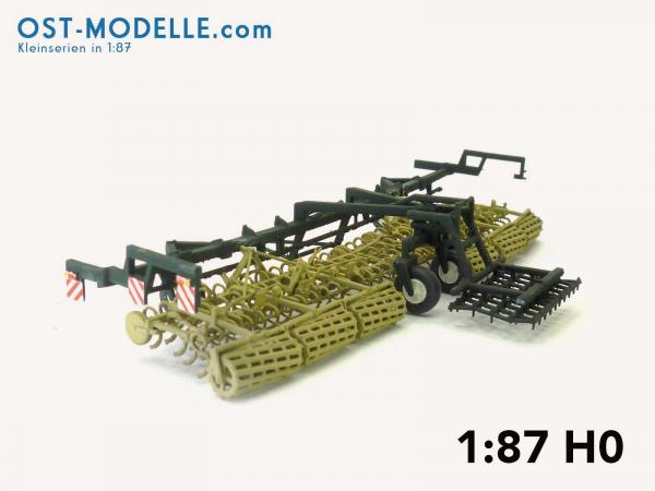 Koppelwagen T890 A01 Bodenbearbeitung 2 Feingrubber B231 mit Stabkrümmlern Arbeitsstellung siena